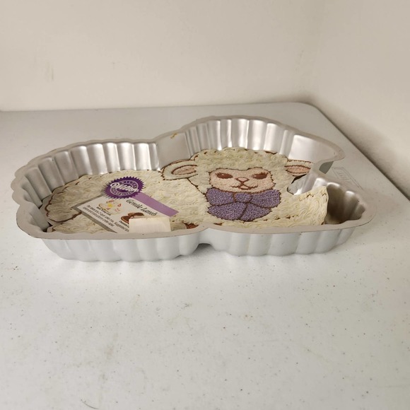 Wilton 1990 Gentle Lamb Cake Pan - Picture 3 of 5